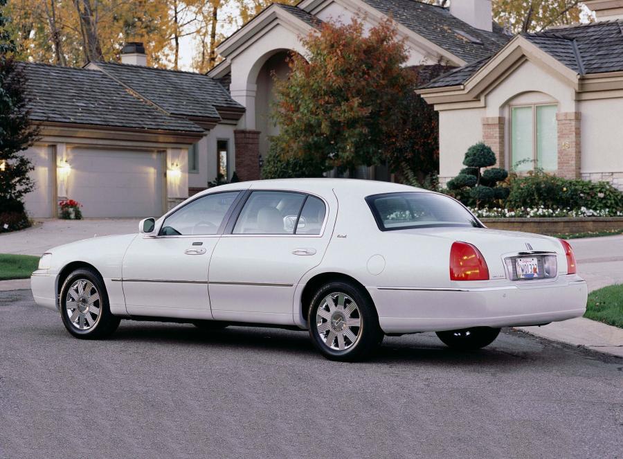  Lincoln Town Car 2003 года  (фото 46 из 68)